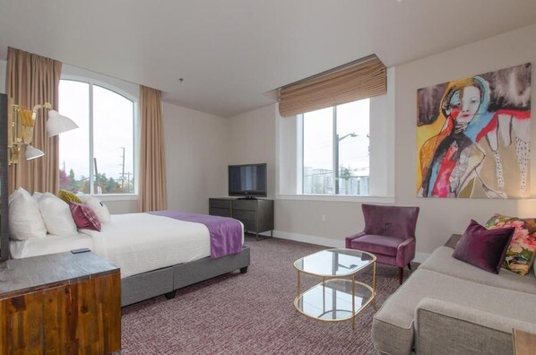 Desk, laptop workspace, soundproofing, iron/ironing board - The Dundee - A Trace Hotel (Dundee)