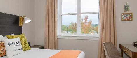 Cozy Queen | Desk, laptop workspace, soundproofing, iron/ironing board