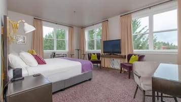 Standard King Room | Desk, laptop workspace, soundproofing, iron/ironing board