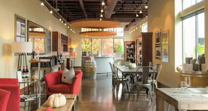 The Dundee - A Trace Hotel