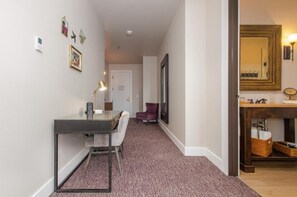 Deluxe Double Room Single Use | Interior - The Dundee - A Trace Hotel (Dundee)