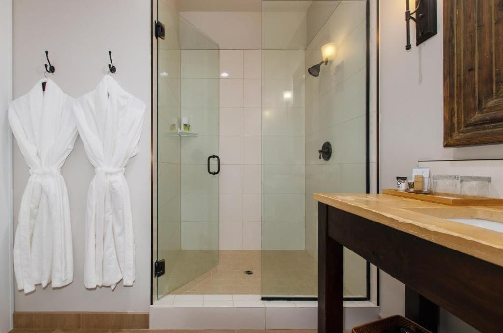 Douche, articles de toilette gratuits, sèche-cheveux, peignoirs