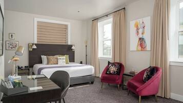 Schreibtisch, laptopgeeigneter Arbeitsplatz, schallisolierte Zimmer