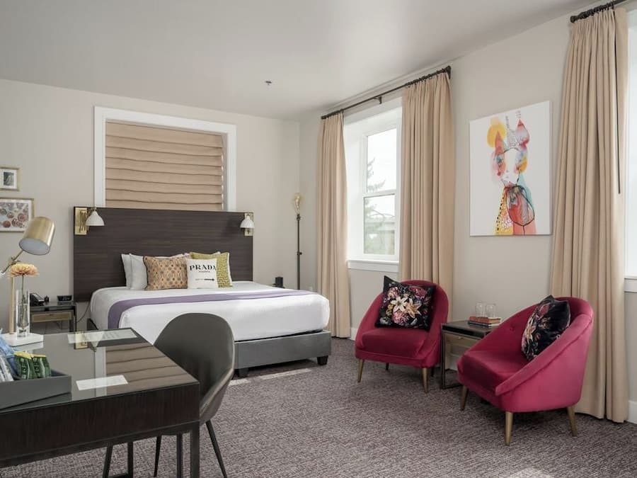 Skrivebord, skrivebord for bærbar PC, lydisolert og strykejern/-brett