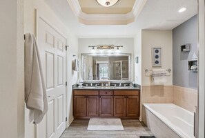 Shower, hair dryer, towels - New! Nature View Penthouse at Reunion (Kissimmee)