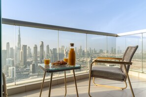 Outdoor dining - Luxurious 3BD in Business Bay with Burj Khalifa View (Dubai)