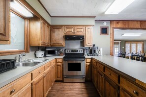 Fridge, microwave, oven, stovetop - Private Lake near I-49 for 12; Fish, Kayak, Relax (Opelousas)