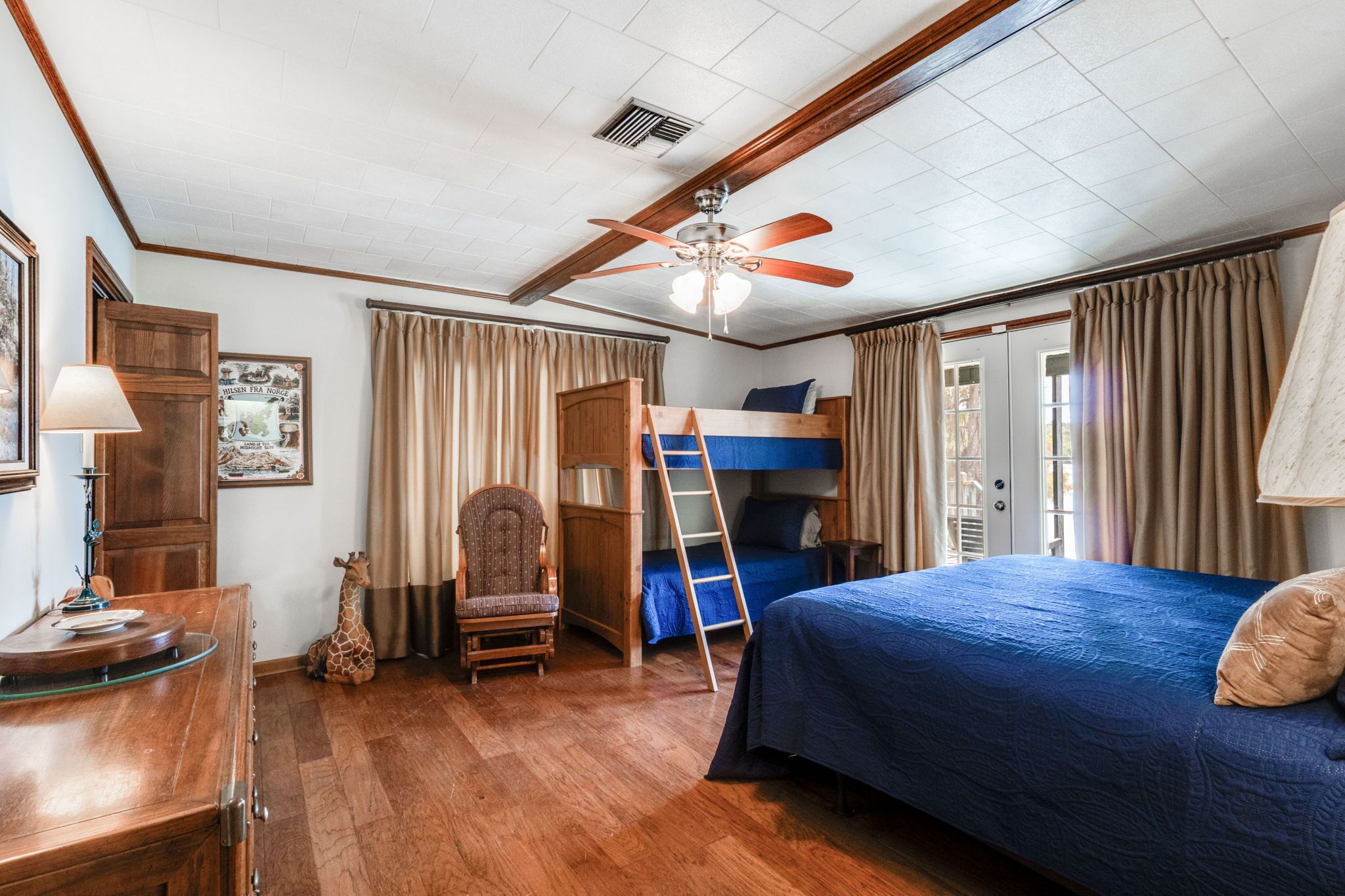 2 bedrooms, desk, iron/ironing board, WiFi (free)