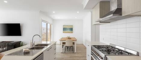 Refrigerador, microondas, horno y parrilla de estufa