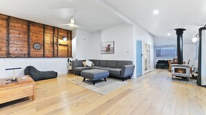 Televisión, chimenea, tenis de mesa y libros 