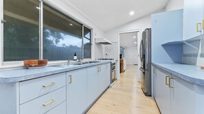 Refrigerador, microondas, horno y parrilla de estufa 