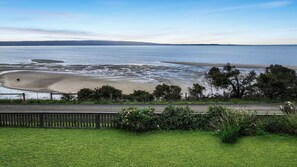 بالقرب من الشاطئ