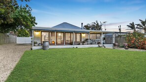 Terrace/patio - Foreshore Sunset Retreat (Jam Jerrup)