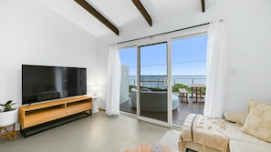 TV, ping pong, books - The Breakers in Sunderland Bay (Sunderland Bay)