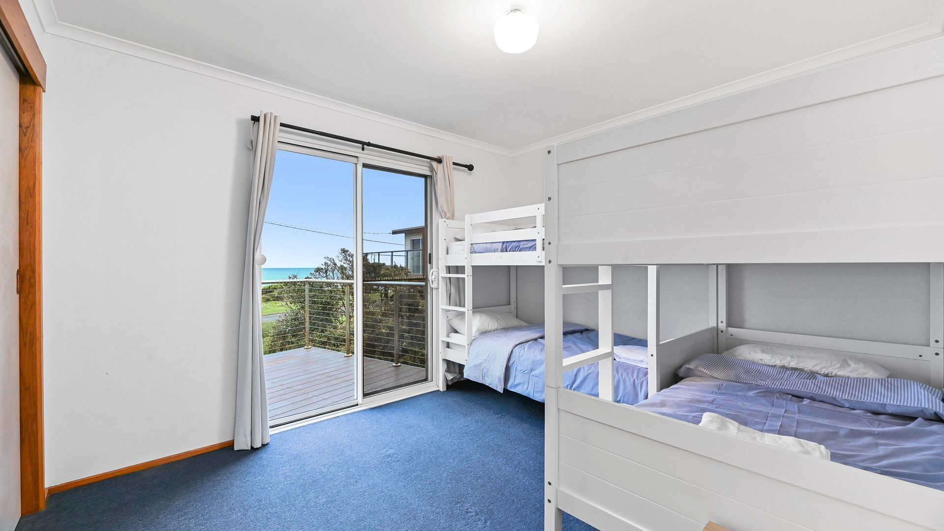 Iron/ironing board, travel cot, Internet