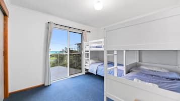 Iron/ironing board, travel cot, Internet