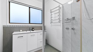 Shower, hair dryer - The Breakers in Sunderland Bay (Sunderland Bay)