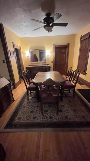 Dining - EAA ONLY. 7 or 10 day home rental. 0.8 miles to Whitmann terminal. (Oshkosh)