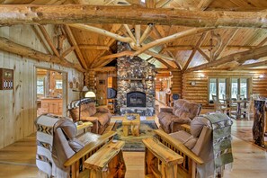 Living area - Log Cabin Vacation Rental (Valders)
