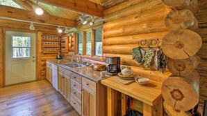 Wasserkocher mit Kaffee-/Teezubehör, Kühlschrank, Mikrowelle, Ofen