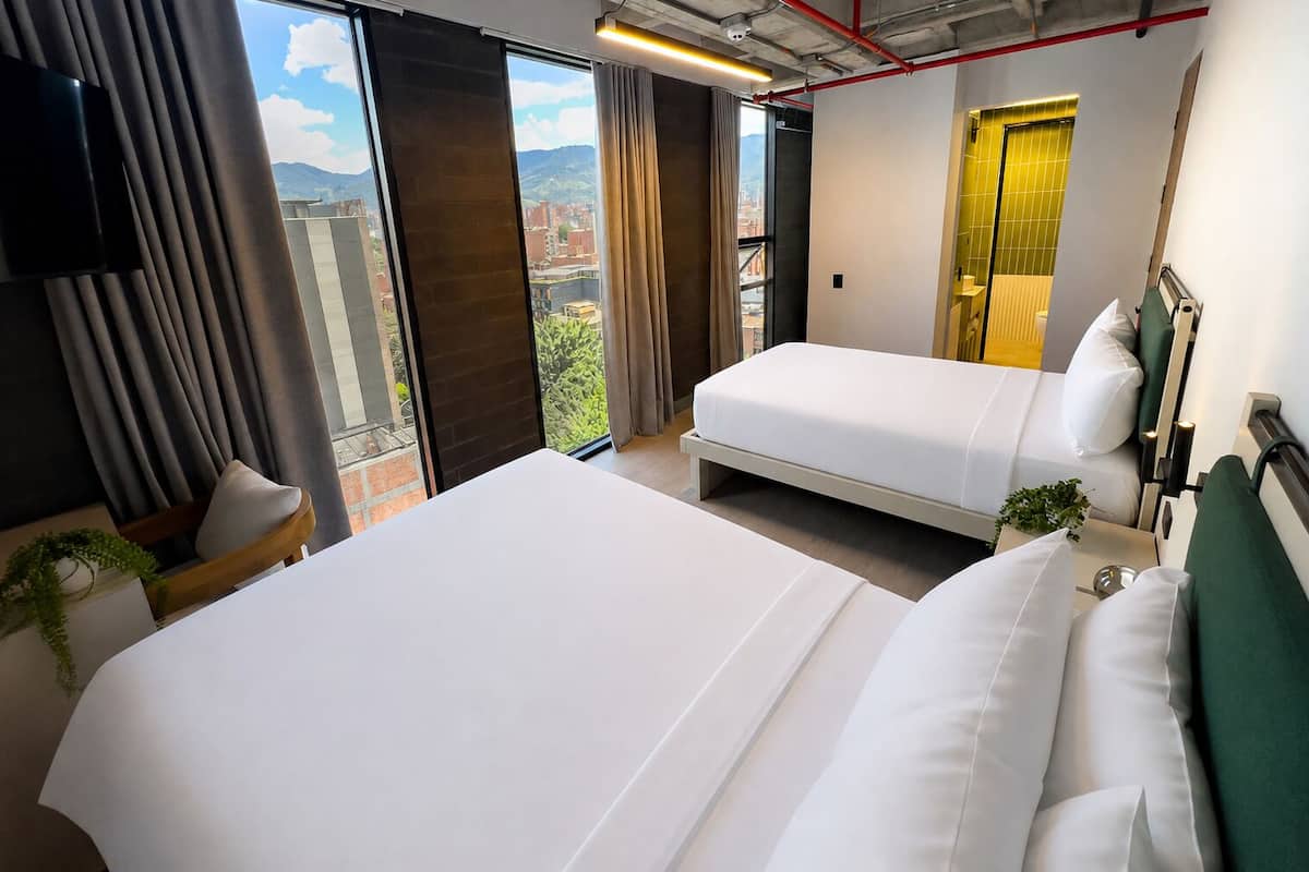 Family Room | Desk, laptop workspace, WiFi (free), bed sheets