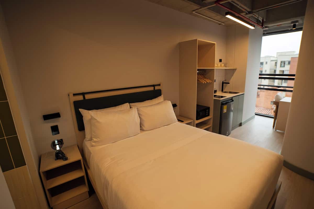 Classic Room | Desk, laptop workspace, free WiFi