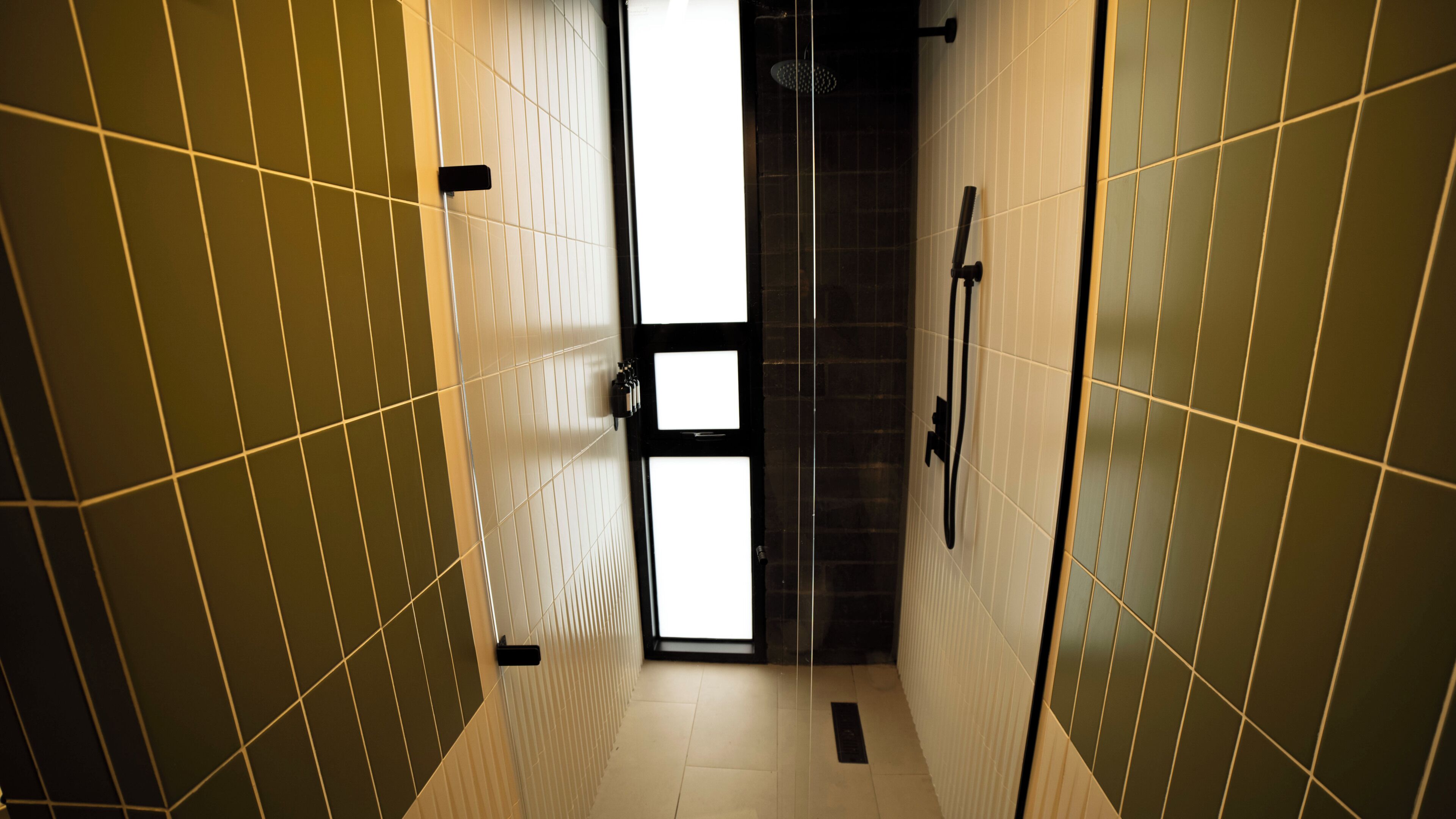 Habitación familiar | Baño | Regadera, toallas, jabón, shampoo 