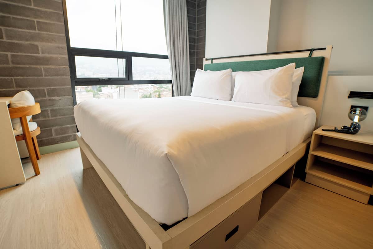 Comfort Room | Desk, laptop workspace, free WiFi
