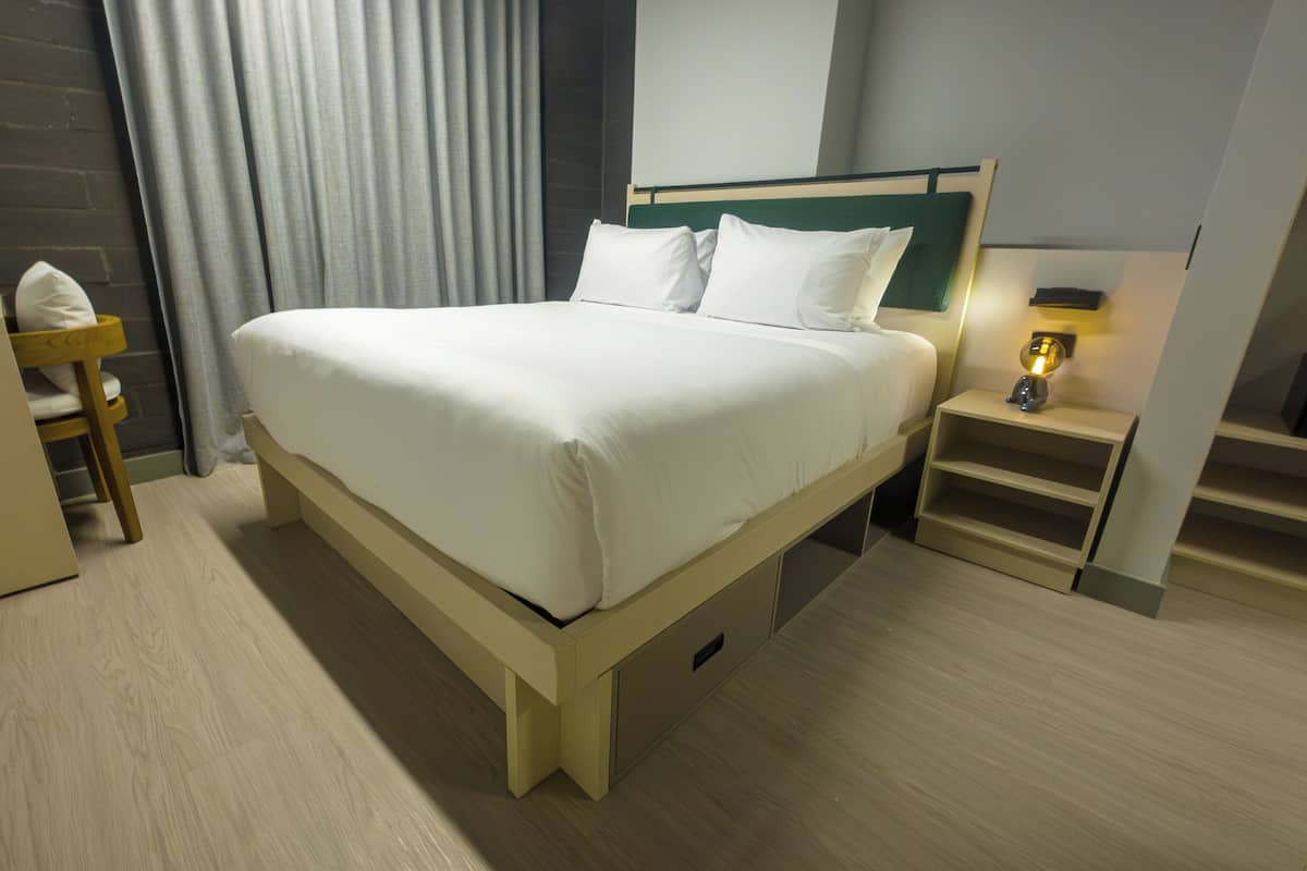 Comfort Room | Desk, laptop workspace, free WiFi