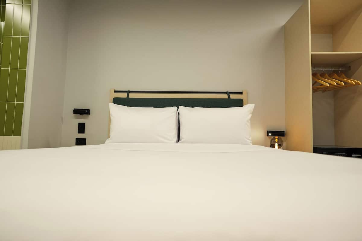 Classic Room | Desk, laptop workspace, free WiFi