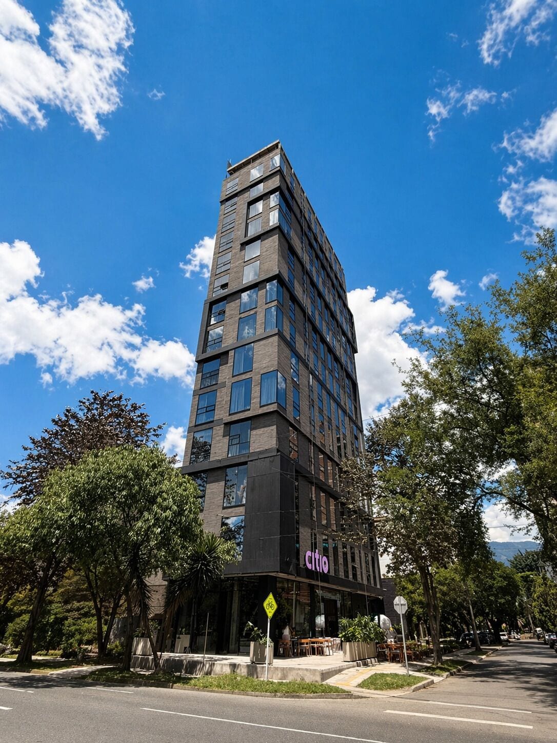 Vista frontal de la propiedad