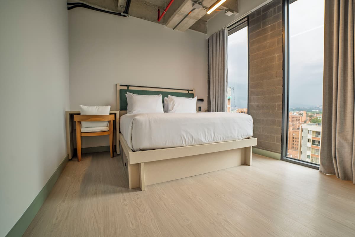 Deluxe Room | Desk, laptop workspace, free WiFi