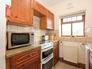 Cookware/dishes/utensils - Ticklepenny (Louth)