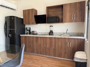 ثلاجة، ميكروويف، موقد طهي مسطح، ماكينة لصنع القهوة/الشاي