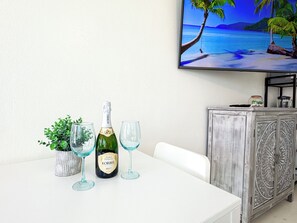 Dining - Bright & Modern Studio Steps from Hollywood Beach (Hollywood)