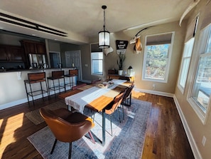 Dining - Rangeview Mountain Retreat- tucked into the woods with views of Pikes Peak! (Divide)