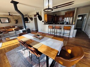 Interior - Rangeview Mountain Retreat- tucked into the woods with views of Pikes Peak! (Divide)