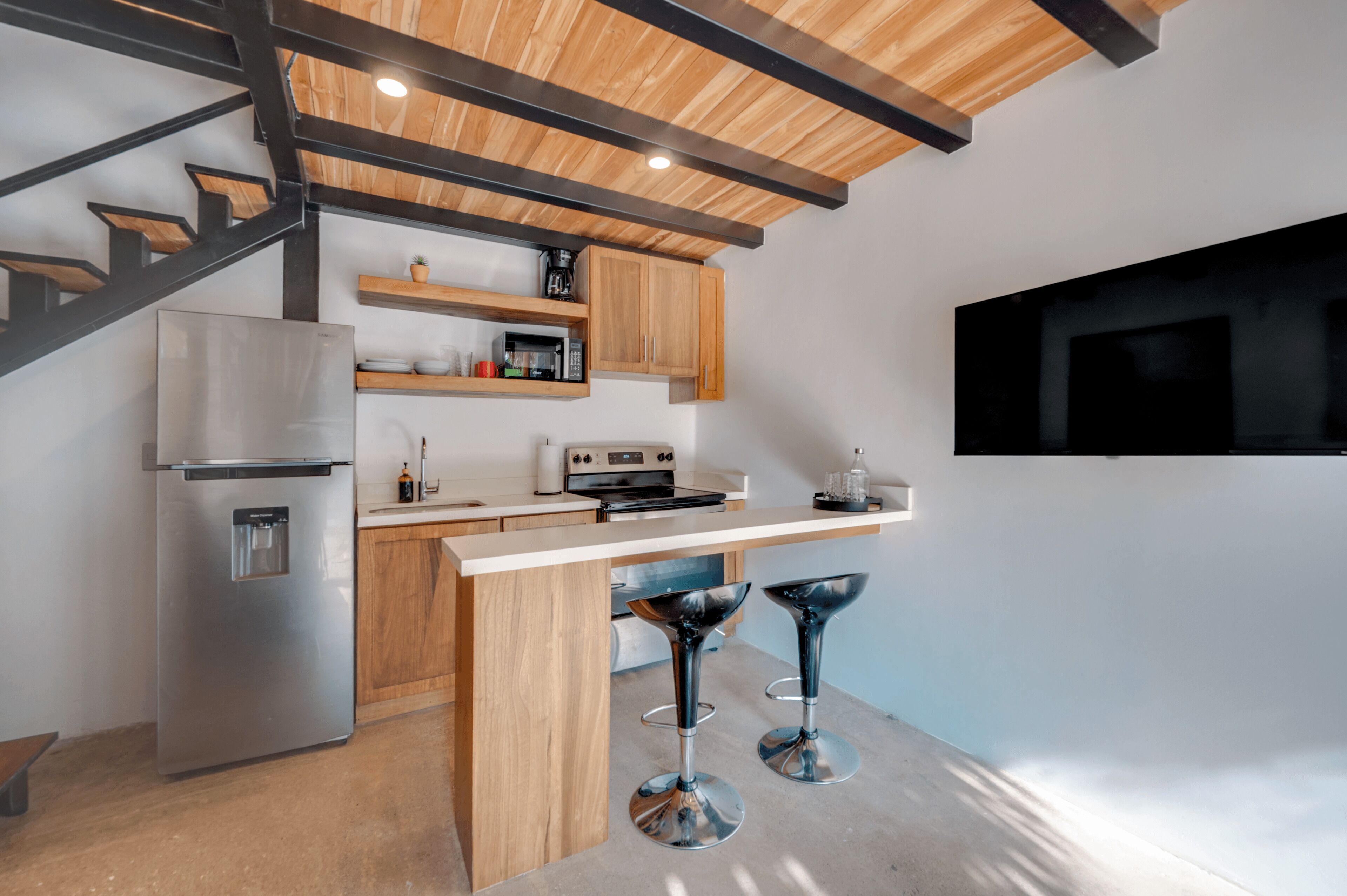 冷蔵庫、電子レンジ、オーブン、コンロ