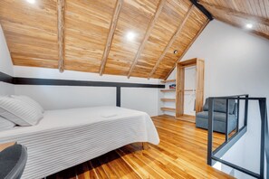1 bedroom, desk, travel crib, free WiFi