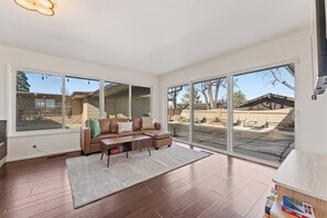Living area - The Pool House Hot Tub Fire Pit King Beds & Views (Reno)