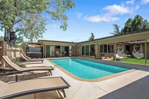 Pool - The Pool House Hot Tub Fire Pit King Beds & Views (Reno)