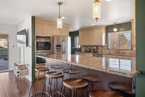 Private kitchen - The Pool House Hot Tub Fire Pit King Beds & Views (Reno)