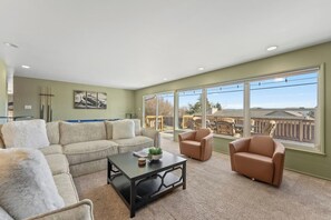 Smart TV, fireplace - The Pool House Hot Tub Fire Pit King Beds & Views (Reno)