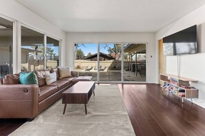 Living area - The Pool House Hot Tub Fire Pit King Beds & Views (Reno)