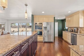 Fridge, microwave, oven, stovetop - The Pool House Hot Tub Fire Pit King Beds & Views (Reno)