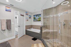 Towels, soap, toilet paper - Fully furnished luxury home, room for boats RVs, trailers, minutes to the beach (Lantana)