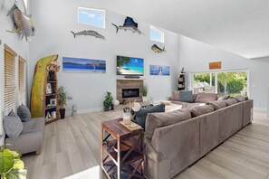 Smart TV - Fully furnished luxury home, room for boats RVs, trailers, minutes to the beach (Lantana)
