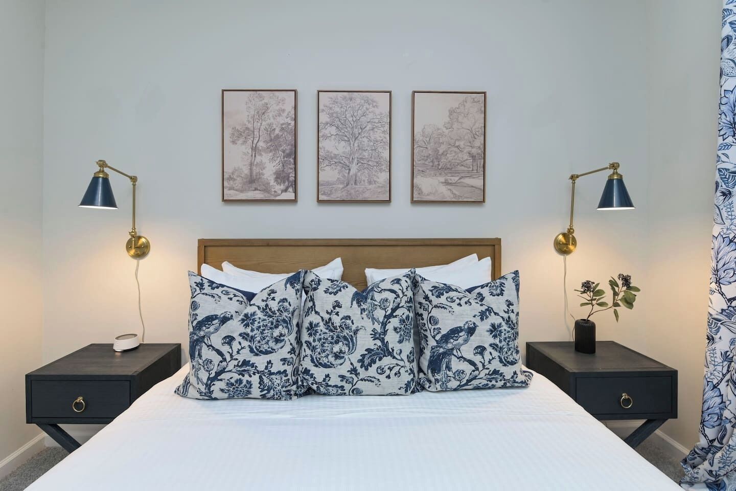 Tabla de planchar con plancha, wifi, ropa de cama