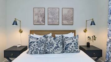 Tabla de planchar con plancha, wifi, ropa de cama