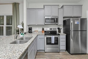 Refrigerador, microondas, horno, placa de cocina